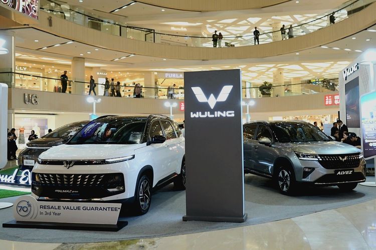 Wuling Resmi Hadirkan Mobil Masa Depan di Tunjungan Plaza