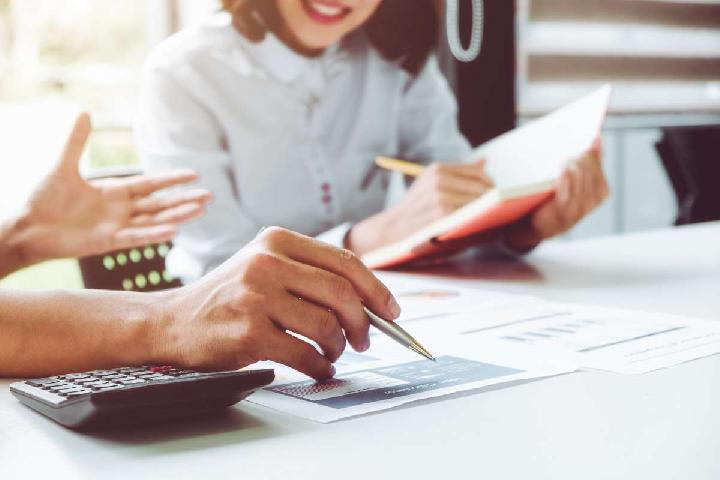 Laras mengambil contoh obligasi jatuh tempo singkat dengan tingkat bunga rendah sebagai pilihan investasi yang menjanjikan