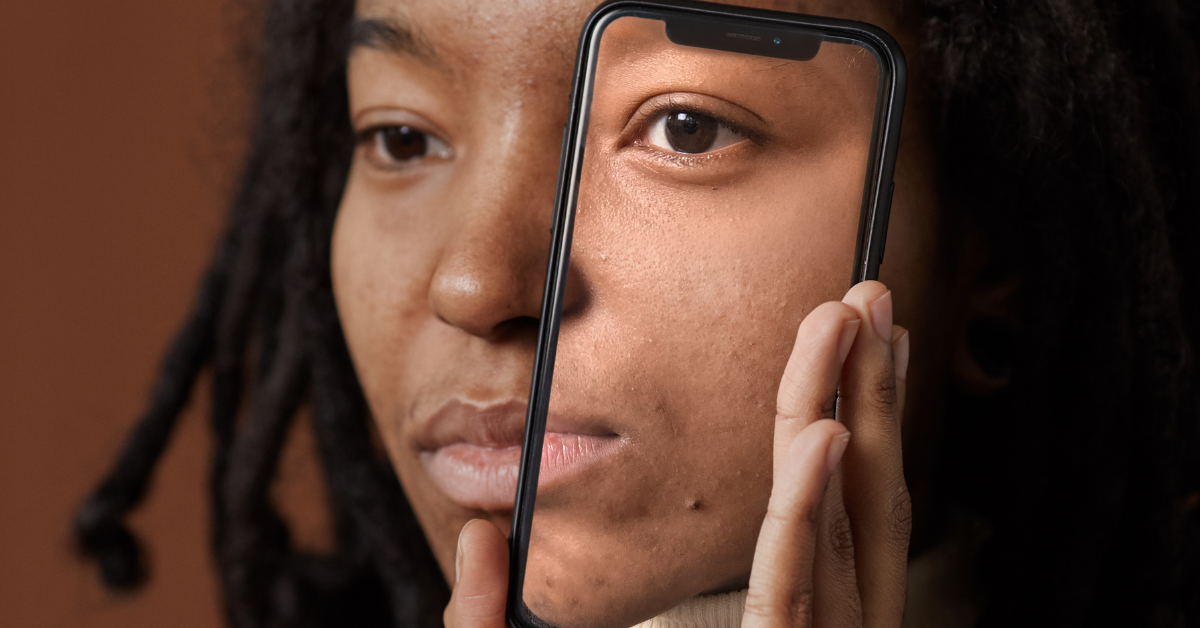 Dunia Ganda Gen Z: Ketika Identitas Digital Lebih Nyata dari Kehidupan Nyata