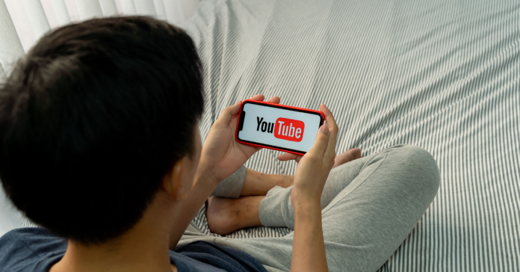 Bukan dari Buku Lagi! Ini Alasan Kenapa Gen Z Lebih Suka Belajar dari YouTube