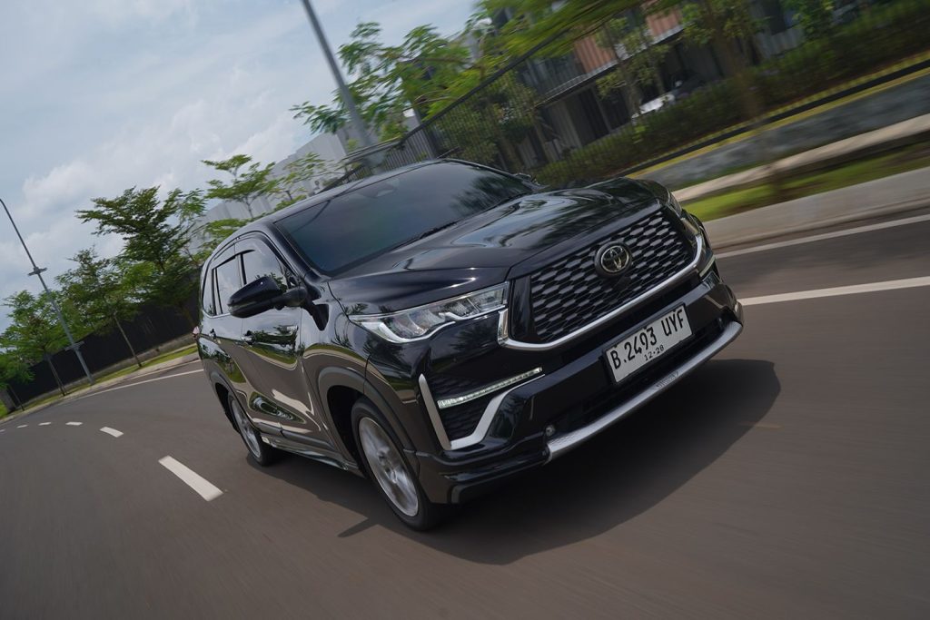 Secara umum, teknologi hybrid ini penggabungan antara tenaga mesin bakar konvensional dengan tenaga baterai.