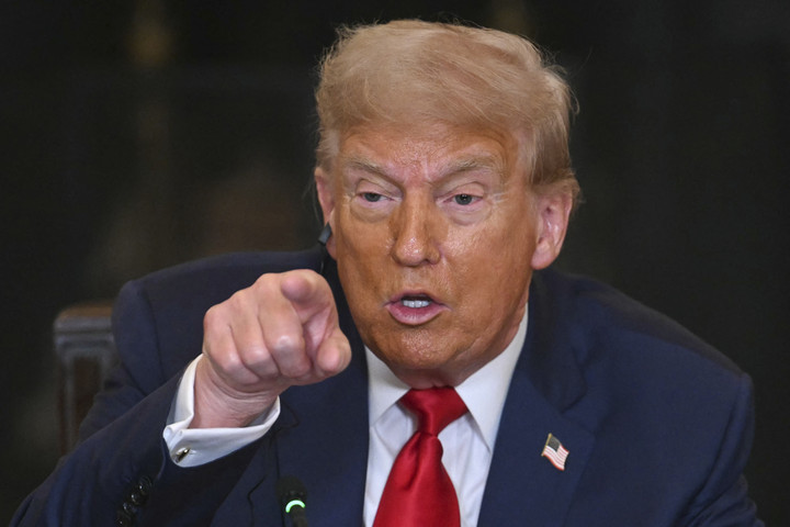 Trump Larang Rekrut Tenaga Kerja India & China