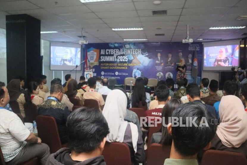 Cyber University sebagai The First Fintech University in Indonesia sukses menggelar AI Cyber & Fintech Summit 2025 dengan tema “AI for Good: Secure Growth, Smart Governance” Rabu (23/7/2025) di Aula Kampus Cyber University, Jagakarsa, Jakarta Selatan. Acara ini menjadi magnet bagi praktisi teknologi, akademisi, mahasiswa, guru bahkan siswa sekolah dan pelaku industri fintech yang antusias menyambut masa depan digital Indonesia yang lebih aman, cerdas, dan inklusif. Event summit ini menghadirkan tokoh-tokoh strategis yang memberikan pandangan mendalam tentang perkembangan dan tantangan dunia kecerdasan buatan, keamanan siber, dan teknologi finansial. Di antaranya: 1.Gunawan Witjaksono, B.S.E.E., M.S.E.E., Ph.D, CISA, IPU ASEAN Eng selaku Rektor Cyber University. 2.Dr Adhiguna Mahendra, S.Kom., MSc selaku Direktur Data dan Kecerdasan Buatan di Badan Otorita Ibu Kota Negara (IKN), yang diwakili oleh Agria Rhamdhan selaku Ketua Tim Strategi Kerja Sama Nasional dan Penilaian GCI BSSN. 3.Achmad Syarifuddin dari Skor Technology Indonesia 4. Dipl. Ing. Ady Pangerang DEA, MSc, CTO dari Mandiri Sekuritas, yang diwakili Handik Yuwono selaku Selaku head of Data Mandiri Sekuritas. Dipandu moderator Rizky Hesananda, serta dibawakan secara menarik oleh host Gustianty Khairunnisa, acara ini berhasil menjembatani diskusi lintas sektor yang konstruktif. Selain pemaparan para narasumber, peserta terlibat aktif dalam sesi tanya jawab dan diskusi panel, membahas integrasi AI dan keamanan siber dalam sistem pemerintahan, smart city, serta penguatan industri fintech nasional. Rektor Cyber University, Gunawan Witjaksono menyampaikan apresiasi tinggi atas antusiasme peserta. “Kami percaya, kolaborasi lintas sektor adalah kunci untuk menciptakan tata kelola digital yang aman dan berkelanjutan,” ujarnya. Menurutnya, terselenggaranya summit ini, semakin menegaskan posisi Cyber University sebagai pionir kampus fintech pertama di Indonesia yang mendorong integrasi antara teknologi mutakhir dan pengembangan sumber daya manusia yang unggul. “Kami berharap, acara ini dapat menjadi agenda tahunan yang memperkuat sinergi antara pendidikan tinggi, dunia industri, dan pemerintah,” tutupnya.