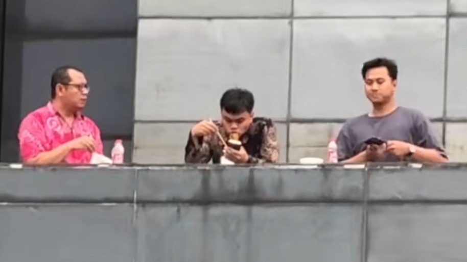Bikin Emosi Pendemo, Tiga Orang ini Santai Makan Mie di Atas Gedung Kepolisian (TikTok/@derappppp)