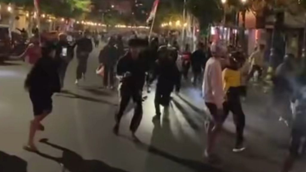 Demo di Depan Polresta Malang Kota Memanas, Bentrokan Pecah hingga Gas Air Mata Masuk ke RSSA