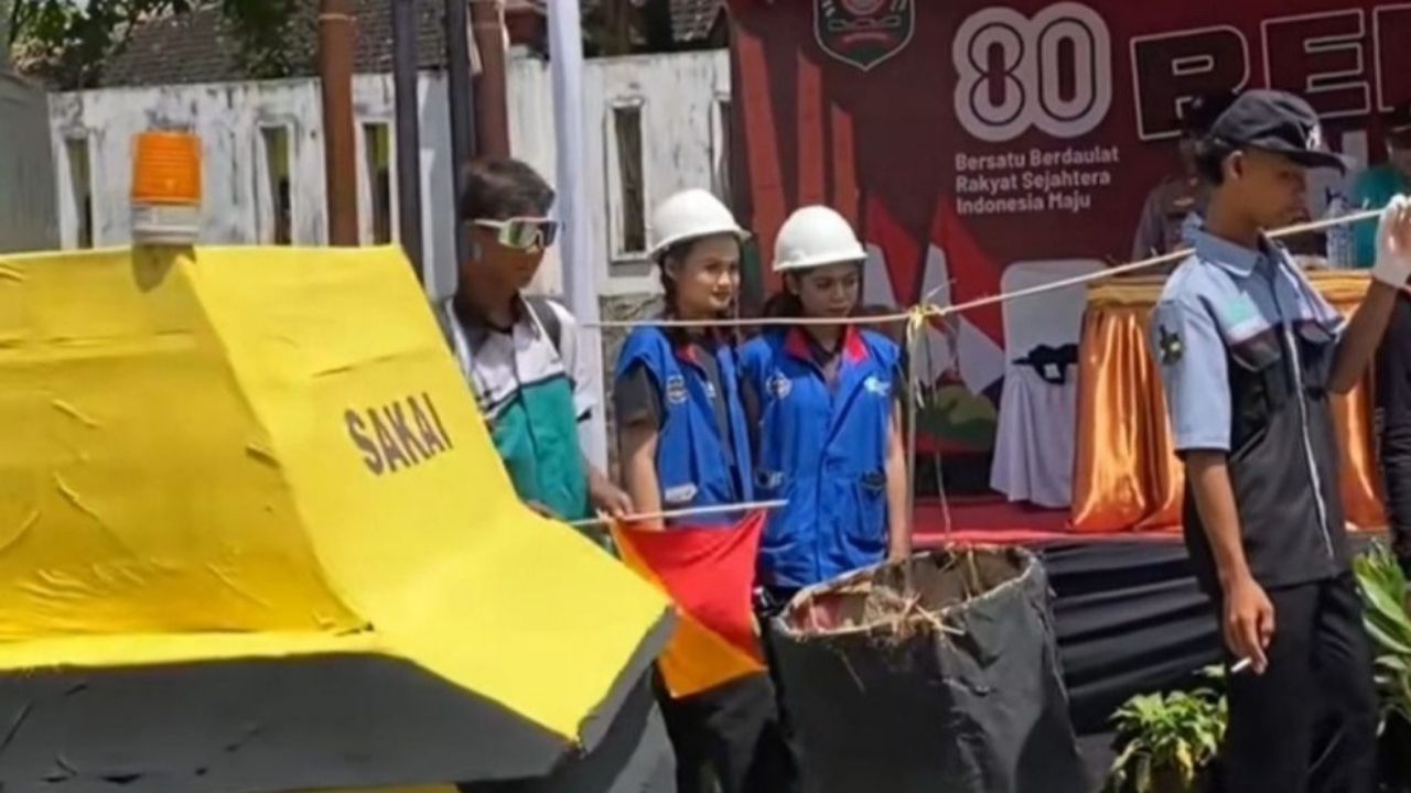 Peserta Karnaval di Trenggalek Unjuk Aksi Perbaiki Jalan Rusak di Depan Juri Langsung