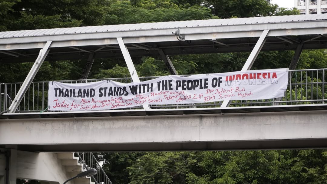 Aksi Solidaritas Mahasiswa Chulalongkorn University Thailand Pasang Banner untuk Demonstran Indonesia (Instagram/@prachatai_en)
