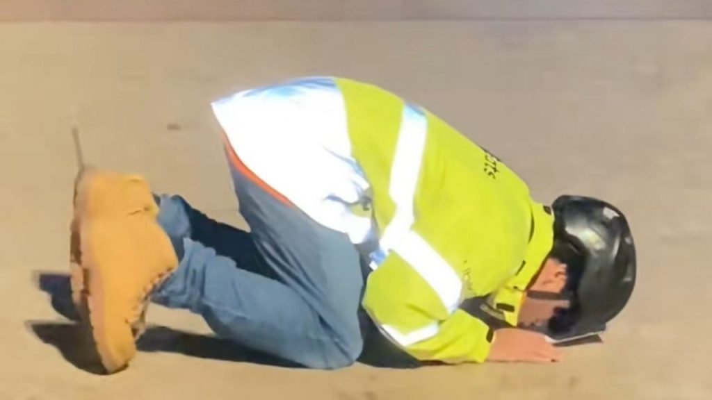 Pria ini Sujud Syukur Usai Diterima Bekerja di Luar Negeri (TikTok/@angga.4dr)