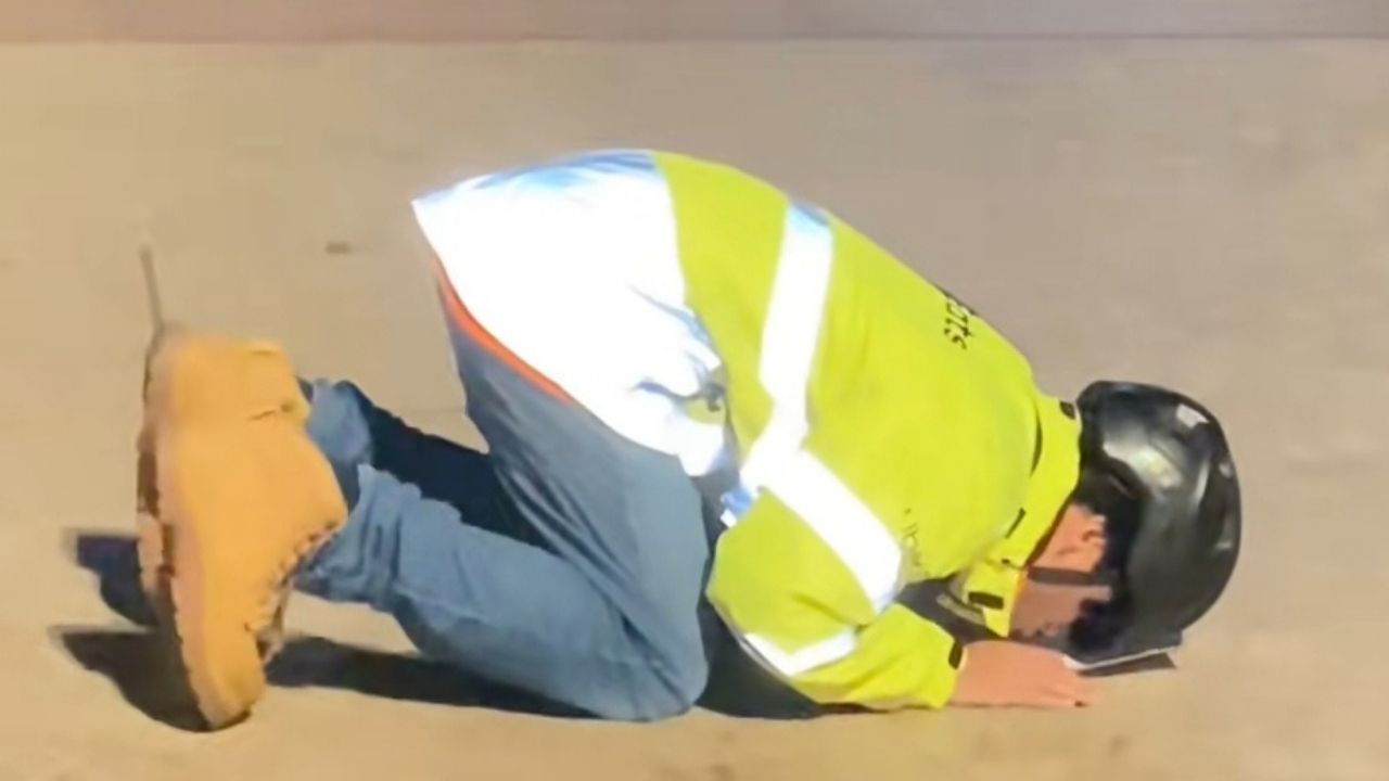 Pria ini Sujud Syukur Usai Diterima Bekerja di Luar Negeri (TikTok/@angga.4dr)