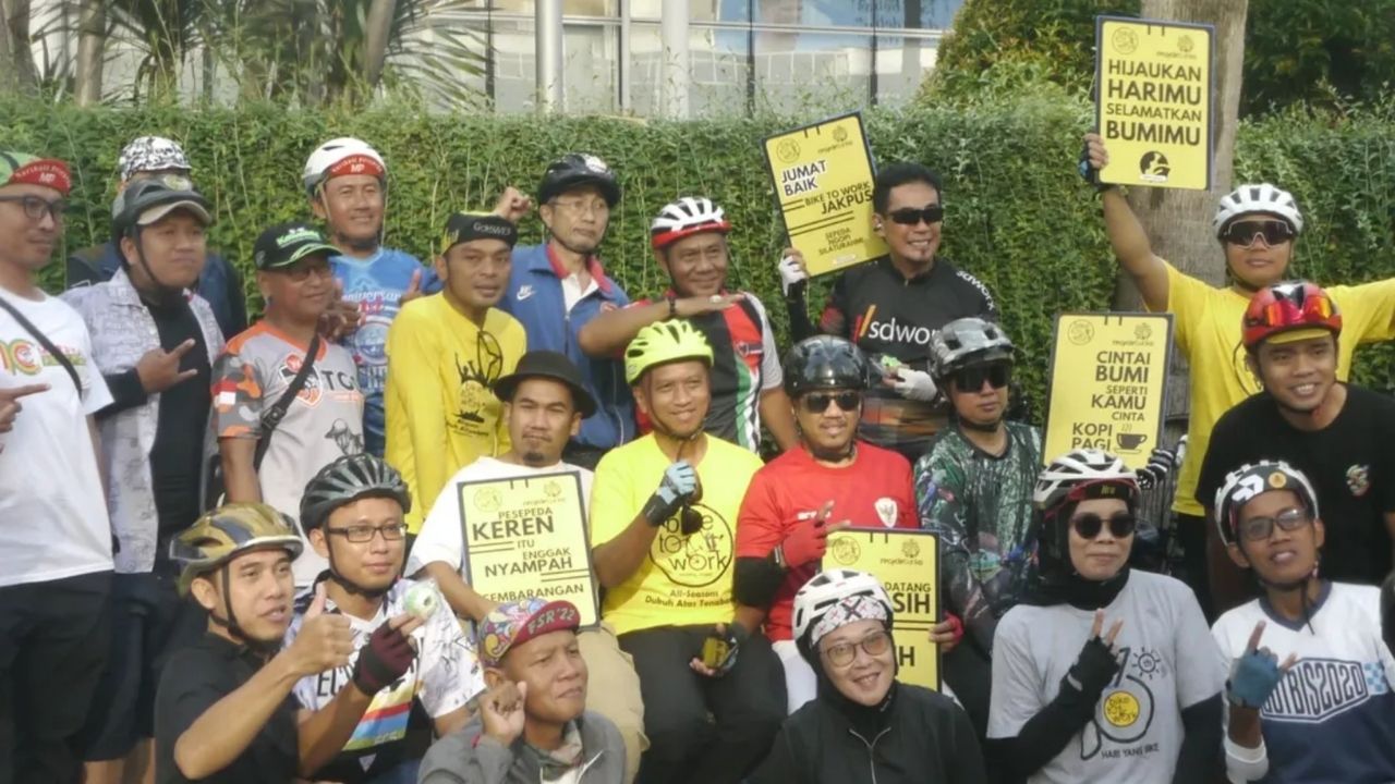 Koalisi Pejalan Kaki dan Pesepeda Bersih-Bersih Sudirman-Thamrin Usai Demo, Tutup Coretan Vandalisme (Instagram/@glensaimima dan @koalisipejalankaki)