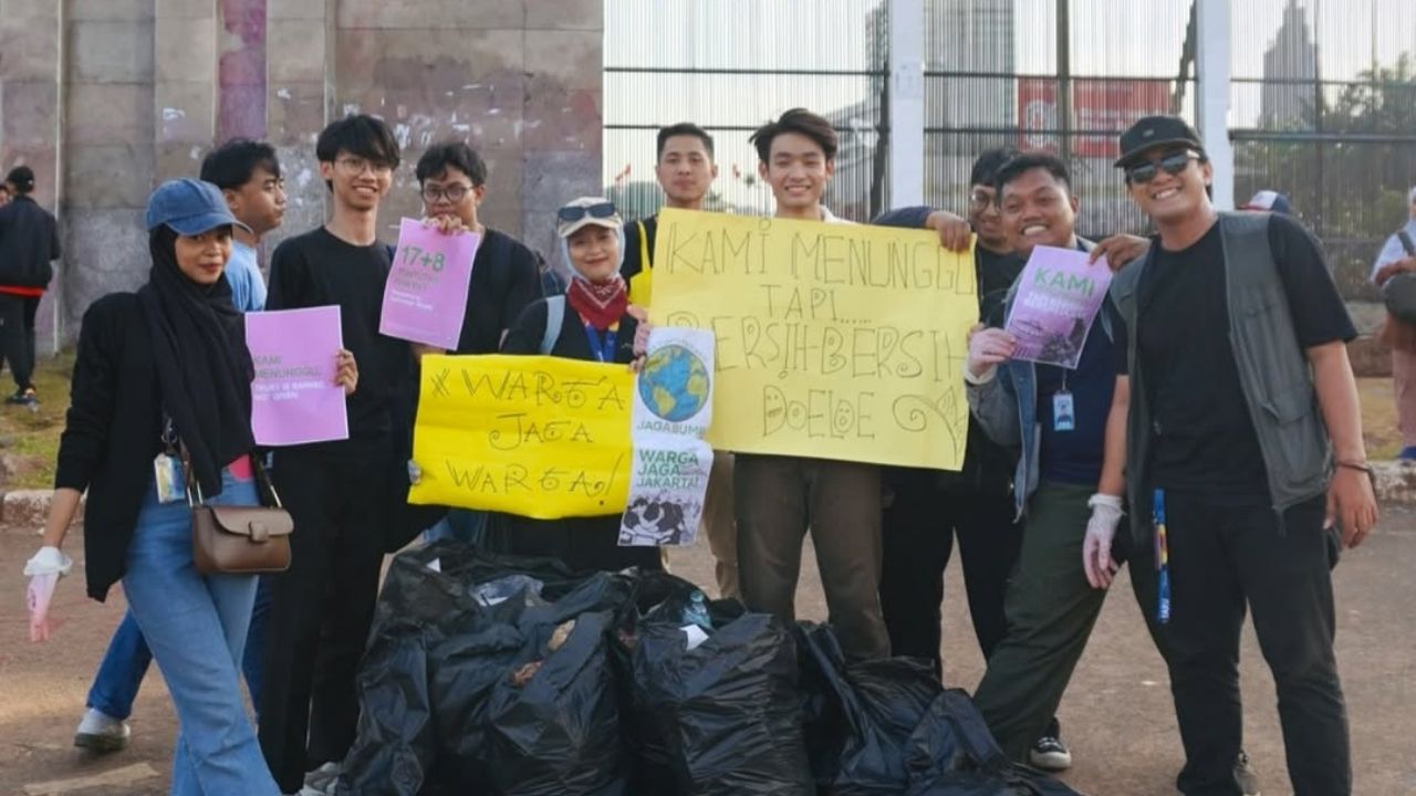 Konten Kreator Jerhemy Nemo Ikut Demo dengan Aksi Bersih-Bersih (Instagram/@jerhemynemo)