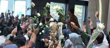 Ribuan Tangkai Bunga Iringi Perpisahan Sri Mulyani-Pegawai Kemenkeu