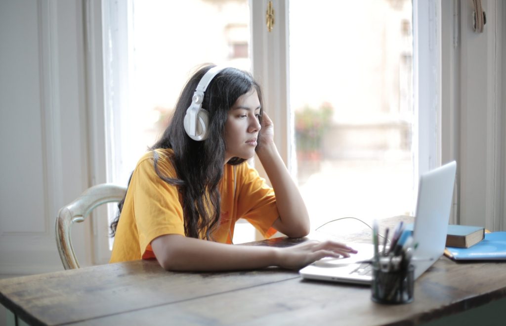 Peran Musik dalam Meningkatkan Produktivitas Kerja dan Tugas Gen Z