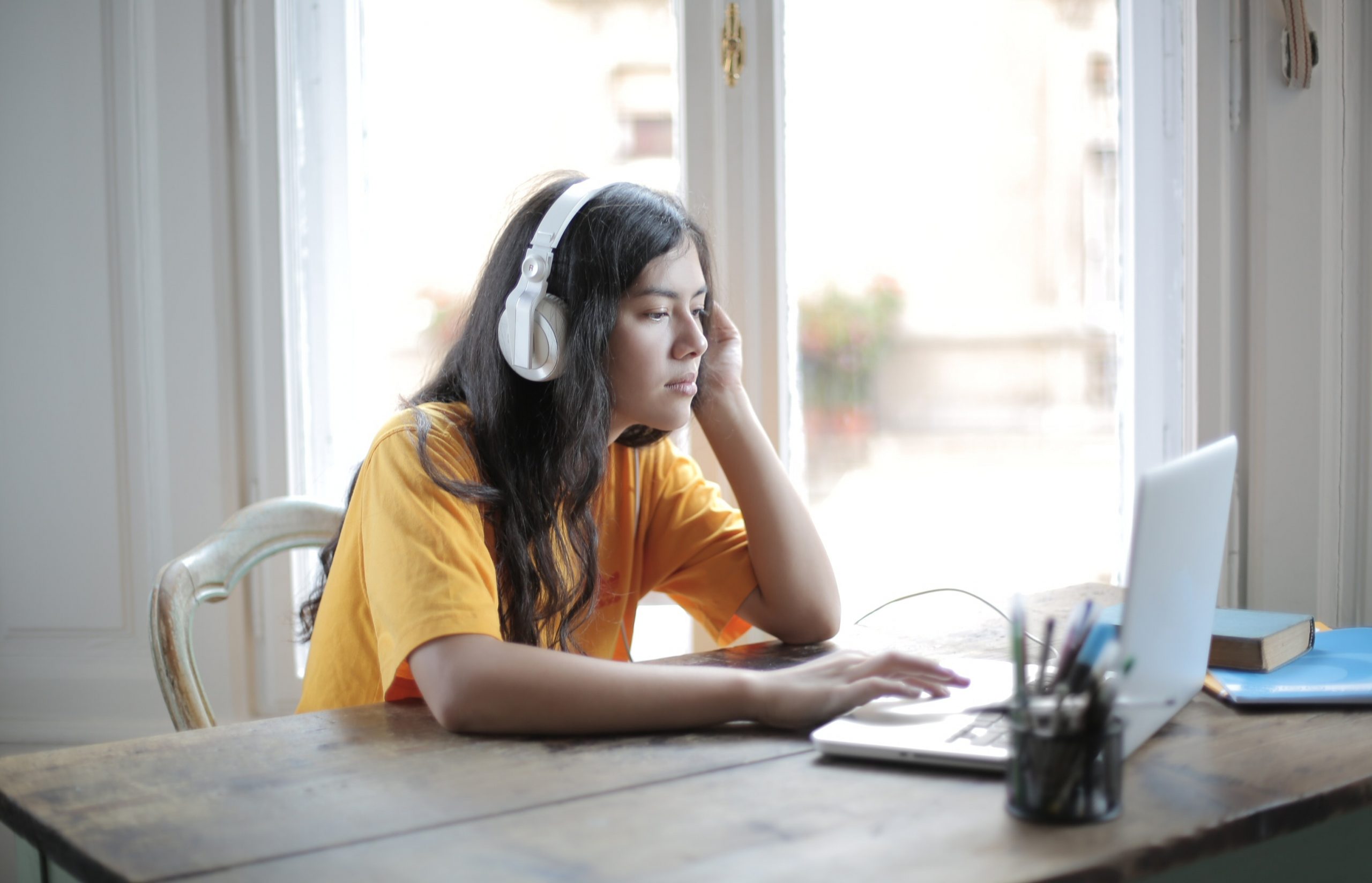 Peran Musik dalam Meningkatkan Produktivitas Kerja dan Tugas Gen Z