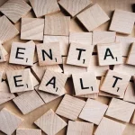 Di era serba digital, manusia hidup semakin terhubung, namun ironisnya justru banyak yang merasa kesepian dan mengalami kelelahan mental. Dibalik kemudahan teknologi dan kecerdasan buatan (AI), para pakar internasional memperingatkan adanya ancaman tersembunyi terhadap kesehatan psikologis yang sering diabaikan pengguna dunia maya. Pakar keselamatan AI asal Amerika Serikat, Nate Soares, memperingatkan bahwa interaksi manusia dengan sistem AI bisa berdampak serius pada kesejahteraan psikologis bila tidak dikendalikan. “Kecerdasan buatan ini, ketika berinteraksi dengan remaja dengan cara yang dapat mendorong mereka untuk bunuh diri, itu bukan perilaku yang diinginkan oleh para pembuatnya. Hal ini harus menjadi peringatan tentang masa depan kecerdasan super yang akan melakukan hal-hal yang tidak pernah diminta dan tidak pernah dimaksudkan,” ujar Nate Soares dikutip dari The Guardian, Minggu, 26 Oktober 2025. Peringatan ini datang di tengah meningkatnya ketergantungan masyarakat terhadap aplikasi digital, termasuk chatbot, media sosial, dan platform hiburan berbasis algoritma. Menurut para peneliti, konsumsi konten yang berlebihan tanpa pengawasan dapat memperparah gangguan kecemasan, depresi, dan isolasi sosial. Psikolog klinis asal Inggris, Dr. Linda Kaye, yang dikenal dengan risetnya mengenai psikologi digital di Edge Hill University, menambahkan bahwa hubungan manusia dengan teknologi kini lebih bersifat emosional dibanding fungsional. “Kita harus menyadari bahwa keterlibatan digital memengaruhi rasa identitas, kebersamaan, dan validasi diri kita. Karena itu, sangat penting untuk membangun kebiasaan digital yang sehat,” katanya. Untuk membantu menjaga keseimbangan mental di era digital, berikut beberapa tips menjaga kesehatan mental di tengah derasnya paparan teknologi: 1. Batasi Waktu Layar (Screen Time) Secara Disiplin Gunakan fitur digital wellbeing di ponsel atau aplikasi pembatas waktu untuk mengontrol penggunaan media sosial dan aplikasi hiburan. Waktu layar berlebih dapat meningkatkan risiko stres dan gangguan tidur. 2. Lakukan Detoks Digital Secara Berkala Sediakan waktu tanpa gawai setiap hari, misalnya satu jam sebelum tidur atau satu hari penuh setiap minggu. Aktivitas tanpa teknologi membantu otak beristirahat dan menurunkan ketegangan emosional. 3. Konsumsi Konten yang Sehat Secara Emosional Hindari konten negatif, provokatif, atau yang memicu perbandingan sosial. Pilih konten edukatif, inspiratif, atau hiburan ringan yang memberikan dampak positif pada suasana hati. 4. Bangun Interaksi Sosial Nyata Manusia adalah makhluk sosial; hubungan tatap muka tetap penting. Riset menunjukkan bahwa dukungan sosial dari teman dan keluarga adalah pelindung terbaik terhadap stres digital. 5. Gunakan AI dan Teknologi Secara Etis dan Terarah AI dapat membantu produktivitas dan pembelajaran, tetapi hindari mengandalkan chatbot untuk kebutuhan emosional mendalam tanpa pendampingan manusia. Jika merasa terbebani secara mental, segera konsultasikan dengan profesional. Seiring meningkatnya kecerdasan buatan dalam kehidupan sehari-hari, para ahli menekankan pentingnya literasi digital dan kesadaran emosional. Teknologi bisa menjadi alat bantu yang memberdayakan, asalkan manusia tetap menjadi pengendalinya, bukan sebaliknya.