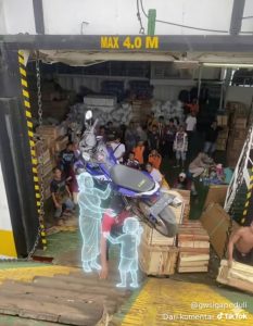 Bapak ini Angkat Sepeda Motor MX King Seberat 120 Kg dari Perahu, Bikin Netizen Terkesima (TikTok/@e_ppank)