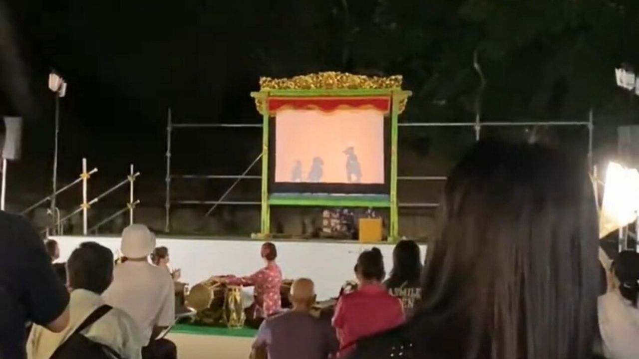 Momen Ketika Pertunjukan Wayang Dibawakan dengan Bahasa Jepang Tapi Berlogat Jawa (TikTok/@d_wahyudi1)