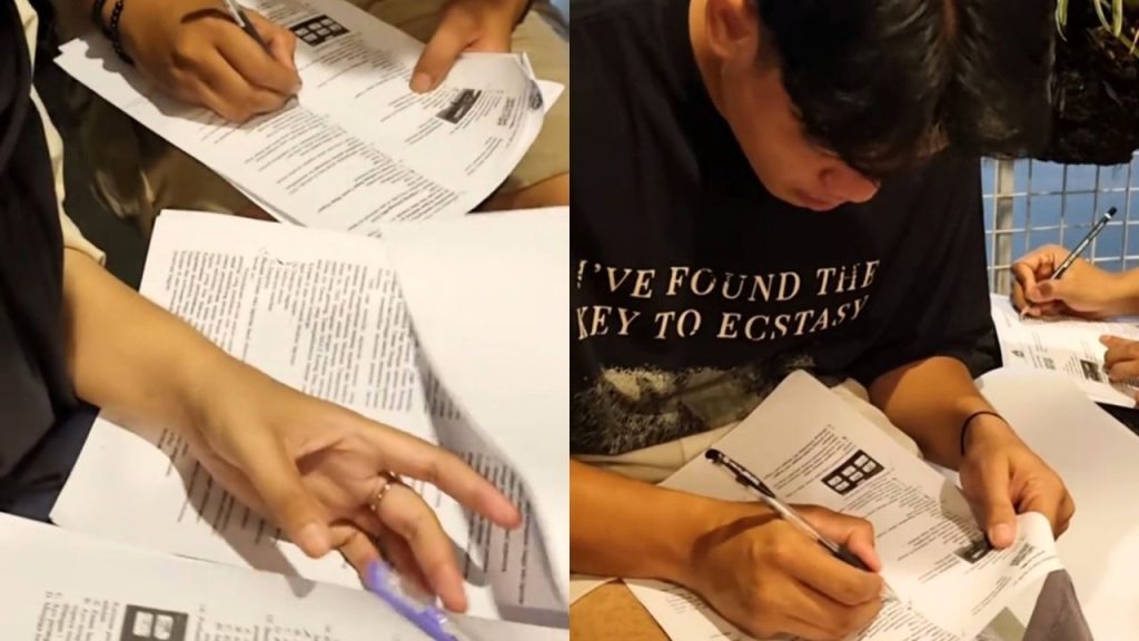 Guru Santai Nongkrong Sambil Ngecek Ujian Murid-Muridnya, Momen Bareng Temen Jadi Sorotan (TikTok/@queenieeee61)