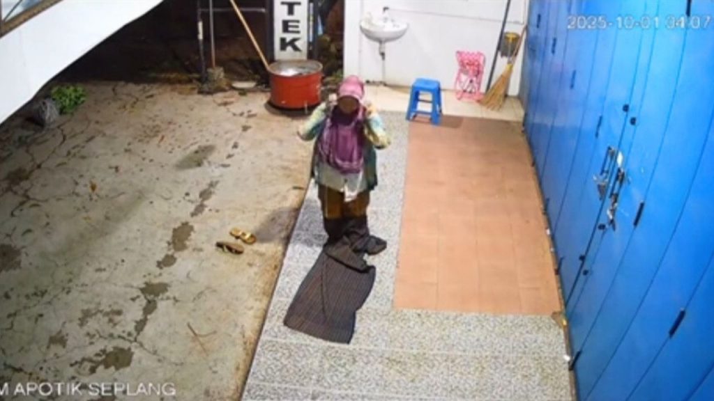 Ibu-Ibu Viral Salat Subuh di Teras Ruko, Bikin Haru Pemilik hingga Netizen (TikTok/@septinasabilla)