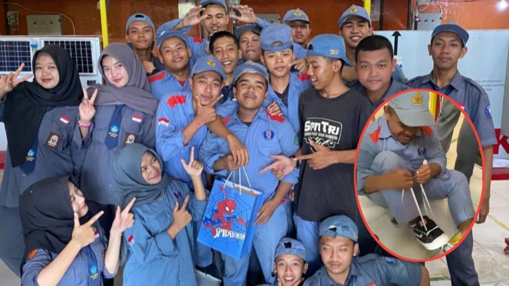 Viral Momen Haru Murid SMK Dibelikan Sepatu oleh Teman-Temannya (TikTok/@esteemje12)