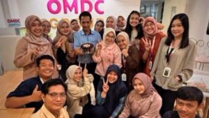 Momen Haru OB Kantor Siapkan Kue Ulang Tahun Ternyata untuk Dirinya Sendiri (TikTok/@lifeatomdcgroup)