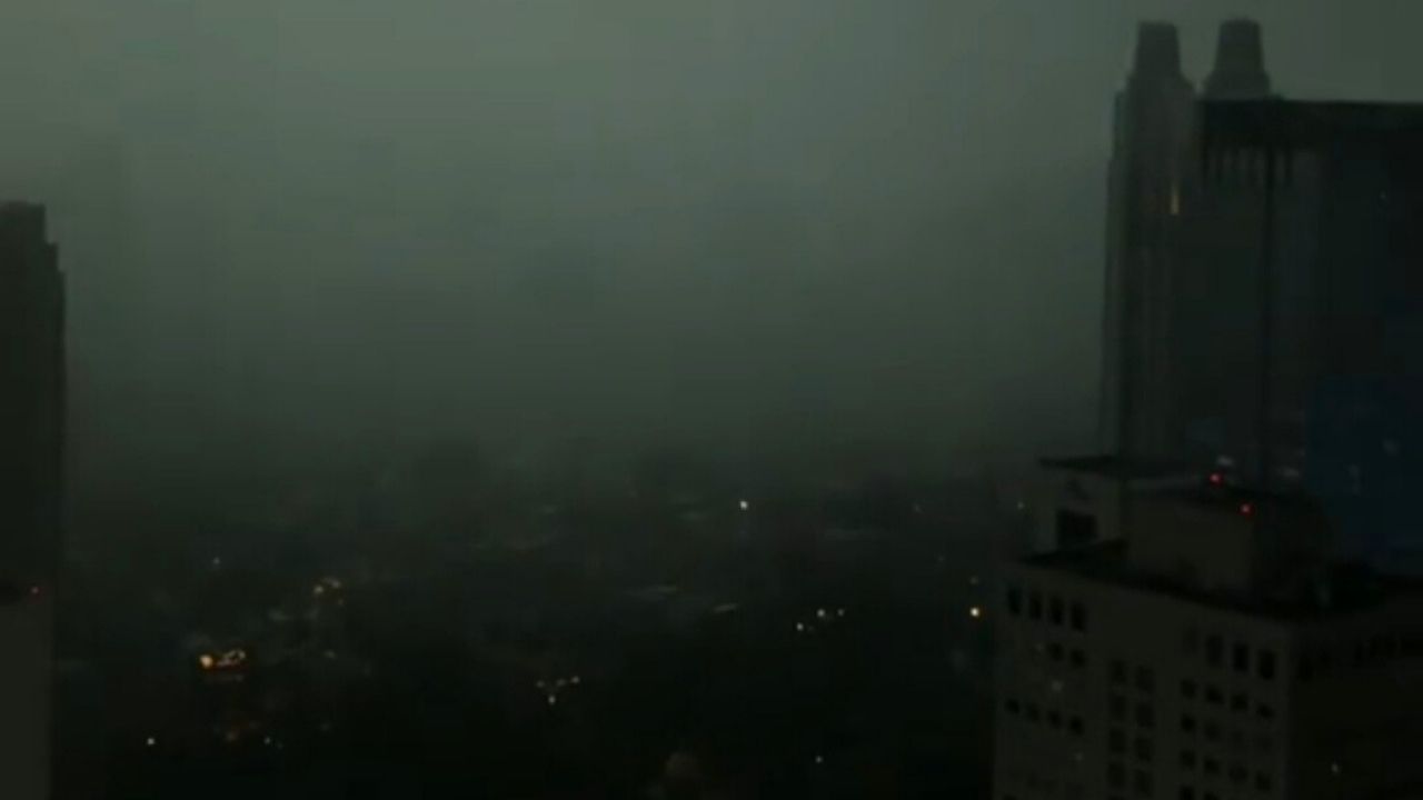 Tertutup Kabut, Cewek Ini Perlihatkan Suasana Jakarta Saat Hujan Deras dari Atas Gedung Kantornya (TikTok/@karyawan.idaman)