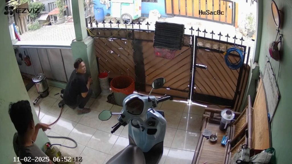Terekam CCTV, Pemilik Rumah Ini Memergoki Seorang Pria di Terasnya yang Diduga Mau Mencuri (TikTok/@rizkadwi2909)