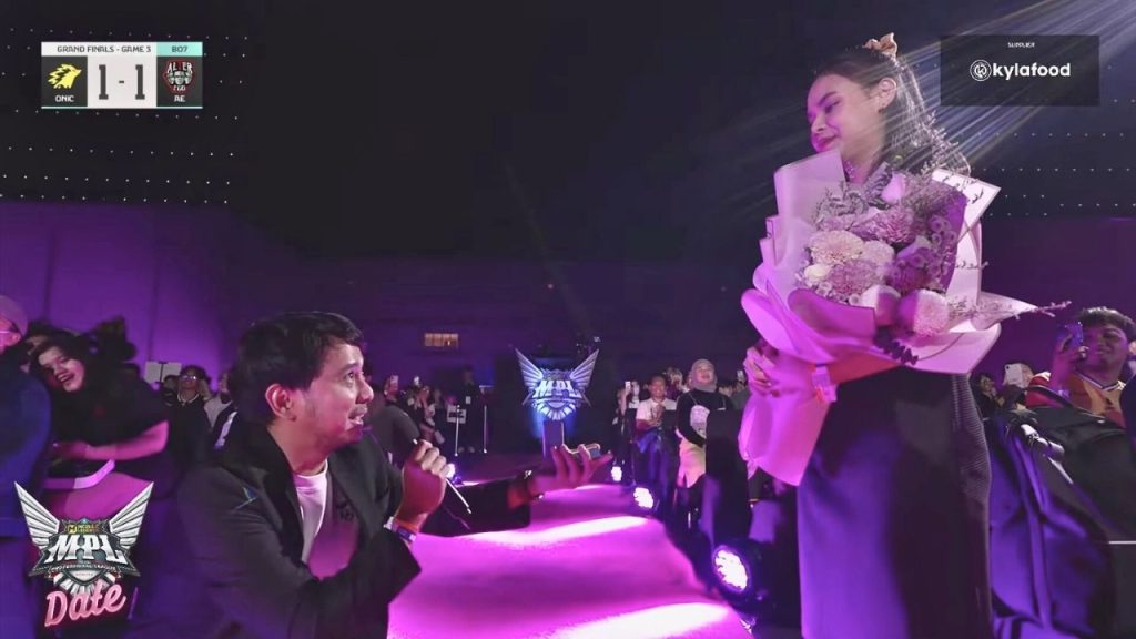 Fans MLBB yang Lamaran di Grand Final MPL ID S16 (YouTube/MPL Indonesia)