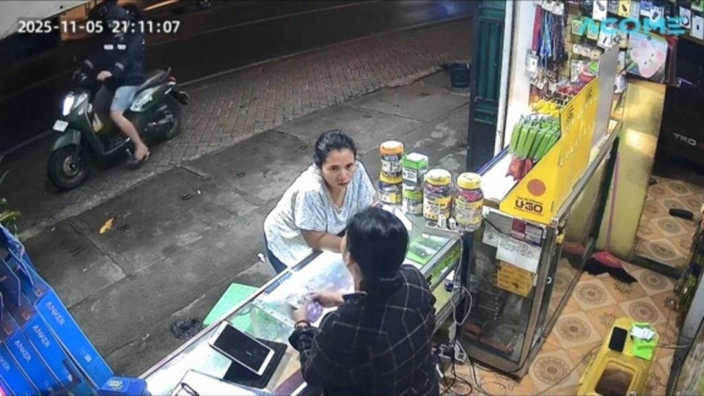 Keasikan Ngobrol di Konter, Motor Ibu Ini Dibawa Kabur Maling Karena Terparkir dengan Mesin Menyala (TikTok/@henrickshevana)