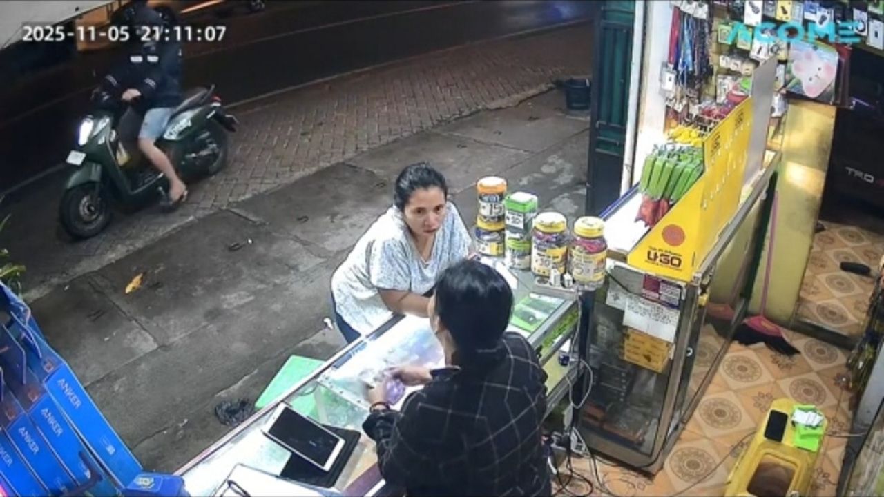 Keasikan Ngobrol di Konter, Motor Ibu Ini Dibawa Kabur Maling Karena Terparkir dengan Mesin Menyala (TikTok/@henrickshevana)