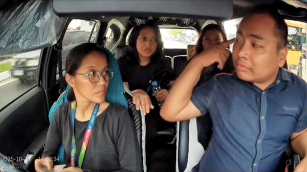 Momen Haru Penumpang Ini Sadar Drivernya Tuli Langsung Respon Pakai Bahasa Isyarat (TikTok/@eodiasabarina)