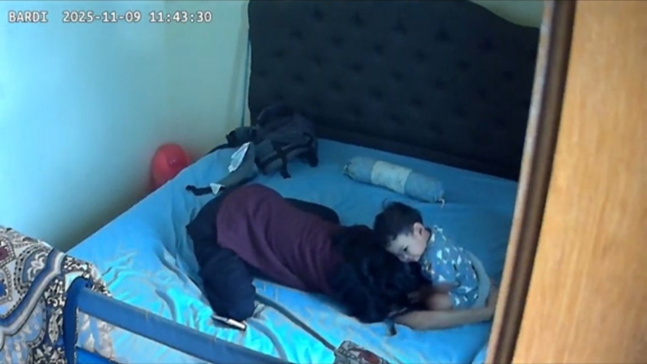 Momen Hangat Anak Kecil Ini Minta Dipeluk Baby Sitternya Saat Bangun Tidur (TikTok/@netiww)