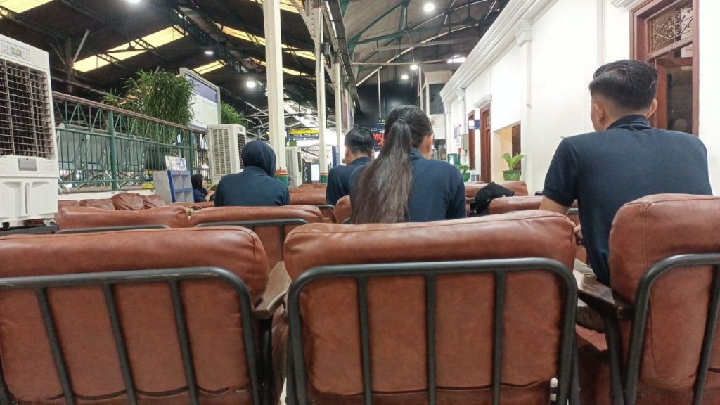 Viral! Kakak Ini Berikan Klarifikasi Soal Adik Pramugari KAI yang Dituduh Pacaran dengan Pramugari di Ruang Tunggu (X/@ohrrue)