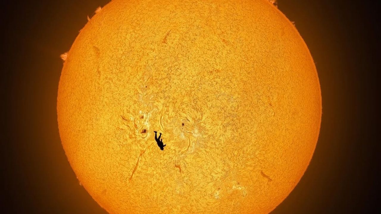 Aksi Langka Pria Lompat Berlatarkan Matahari Ini Sukses Curi Perhatian Netizen (Instagram/@blackgryphon dan @cosmic_background)