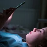 Doomscrolling Adalah Ancaman Baru di Era Informasi Cepat